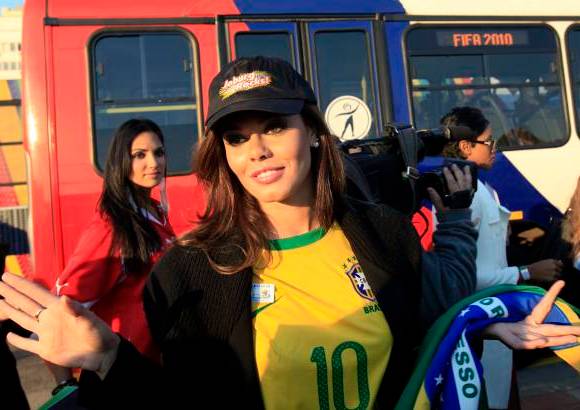 Reuters - Miss Brasil 2009, Luciana Bertolini, asisti&#243; al compromiso para apoyar a su selecci&#243;n.