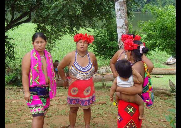 Nelson Matta - Para recibir a los turistas y hacer festejos, las mujeres de la comunidad Parar&#225; Puru visten coronas de flores rojas.