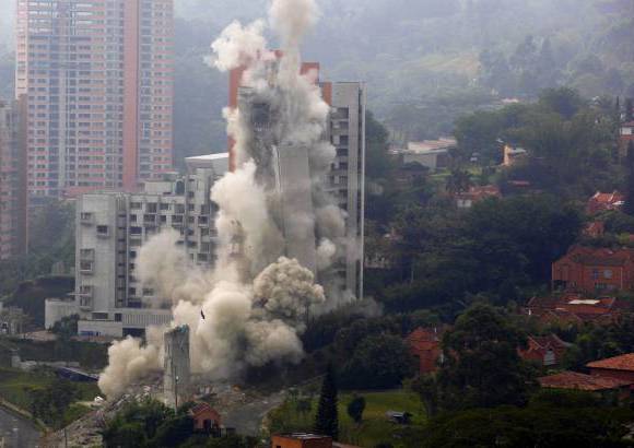 Manuel Saldarriaga - La implosi&#243;n de la torre 5 del edificio Space se dio a las 8:52 a.m. de este jueves.