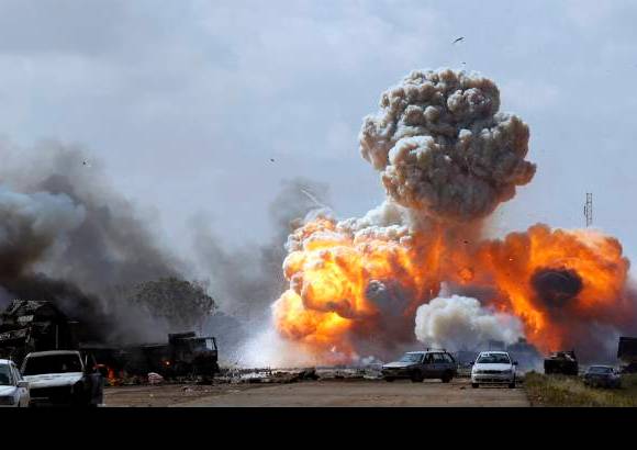 Reuters - Vehículos, pertenecientes a las fuerzas leales al líder libio Muamar el Gadafi explotaron tras un ataque aéreo de las fuerzas de la coalición.