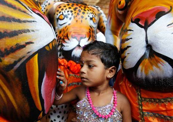 AP - Onam es un festival anual hind&#250; celebrado en Kerala, India, dedicado a la cosecha y que se realiza durante el mes de Chingam (Agosto-Septiembre). Una de sus festividades es el Pulikali o la danza del tigre. Los bailarines, entre ellos algunos ni&#241;os, pintan sus cuerpos con la imagen del felino m&#225;s grande del mundo, en una expresi&#243;n cultural que gira en torno al tema de la caza del animal.