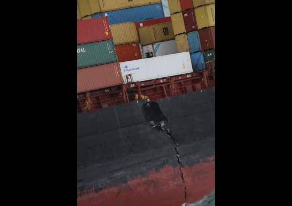 Reuters - La Autoridad Mar&#237;tima inform&#243; que el Rena ha sufrido da&#241;os estructurales y se han abierto rajaduras por el oleaje y las malas condiciones meteorol&#243;gicas.