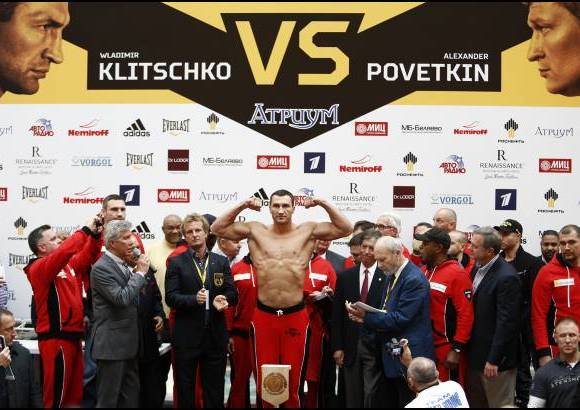 AP - El boxeador Ucraniano Wladimir Klitschko poses para los fot&#243;grafos luego del pesaje en Mosc&#250;, &#233;l defendera su t&#237;tulo de la WBA frente al ruso Alexander Povetkin.