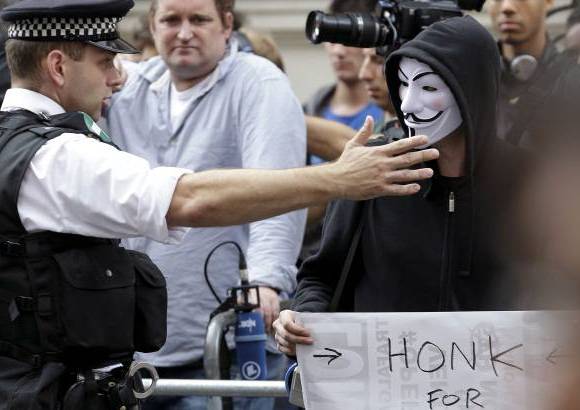 AP - Entre los congregados podían verse máscaras del grupo de piratas informáticos Anonymous.