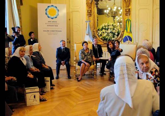 Reuters - Dilma Rousseff y Cristina Fern&#225;ndez se reunieron a solas durante m&#225;s de hora y media en la Casa Rosada, sede de Gobierno argentino