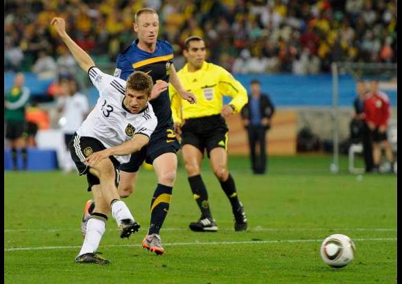 AP - Alemania derrot&#243; a Australia 4-0 en un encuentro por el Grupo D, en la primera goleada que se registr&#243; hasta el momento en los partidos disputados en el Mundial de Sud&#225;frica.