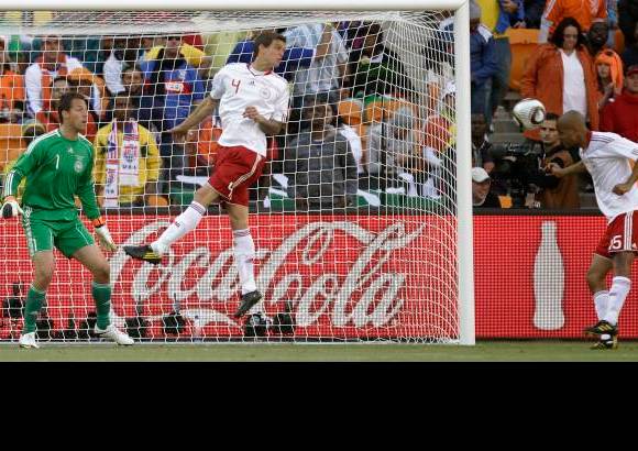 AP - Sin patear al arco, Holanda se encontr&#243; con la ayuda de un autogol de Simon Poulsen al comenzar el segundo tiempo y se encamin&#243; a una victoria 2-0 sobre Dinamarca al poner en marcha el Grupo E de la Copa Mundial.
