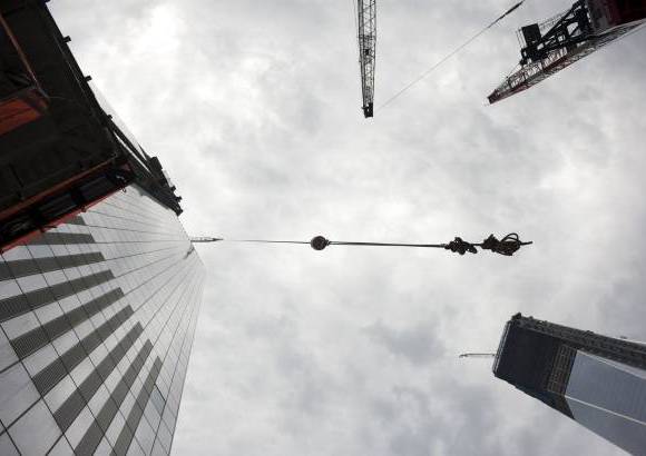 Reuters - La mayor de ellas ser&#225; la Torre 1, que en abril pasado se hizo con el t&#237;tulo de la m&#225;s alta de Nueva York al superar al emblem&#225;tico Empire State Building y una vez est&#233; finalizada, entre finales de 2013 o el inicio de 2014, tendr&#225; una altura de 541 metros, una cifra simb&#243;lica porque marca la independencia de Estados Unidos.
