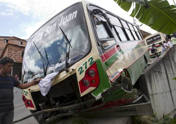 Esteban Vanegas - Un carro particular que estaba parqueado en la zona tambi&#233;n sufri&#243; da&#241;os.