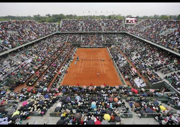 Reuters - El espa&#241;ol Rafael Nadal extendi&#243; este domingo su dominio en Roland Garros con su octava victoria, lograda contra David Ferrer, y tras dejar atr&#225;s una ausencia de las pistas de siete meses por problemas de rodilla.