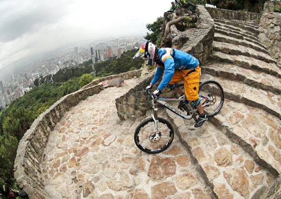 Cortes&#237;a Red Bull - La falta de uniformidad de las 4.ooo escaleras y lo cerrado de las curvas sumado a la altura que afecta, incluso al caminar, fueron como penitencias para los pedalistas nacionales y extranjeros.