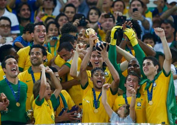 Reuters - El seleccionado brasilero de f&#250;tbol se coron&#243; campe&#243;n de la Copa Confederaciones en una final donde humill&#243; a Espa&#241;a al golearlo 3-0.