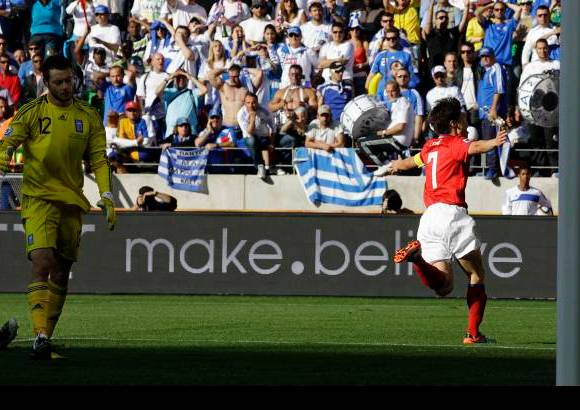 AP - Park Ji-sung anot&#243; el segundo a los 52 minutos.