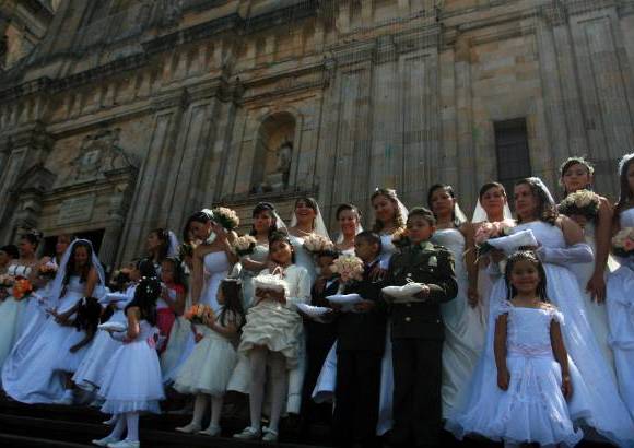 Colprensa-Germ&#225;n Enciso - Una foto para el recuerdo en el atrio de la Catedral Primada en la Plaza de Bol&#237;var de Bogot&#225;.