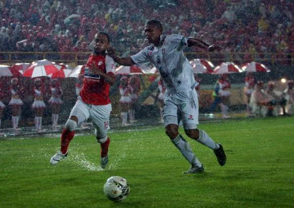 Colprensa - Hay que recordar que luego de haberse disputado seis minutos de compromiso el mi&#233;rcoles en la noche, hasta que el central Adri&#225;n V&#233;lez decidi&#243; parar el encuentro dadas las malas condiciones del campo de juego a ra&#237;z de la lluvia que azotaba la ciudad, este jueves se retomaron las acciones.