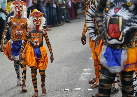AP - Onam es un festival anual hind&#250; celebrado en Kerala, India, dedicado a la cosecha y que se realiza durante el mes de Chingam (Agosto-Septiembre). Una de sus festividades es el Pulikali o la danza del tigre. Los bailarines, entre ellos algunos ni&#241;os, pintan sus cuerpos con la imagen del felino m&#225;s grande del mundo, en una expresi&#243;n cultural que gira en torno al tema de la caza del animal.