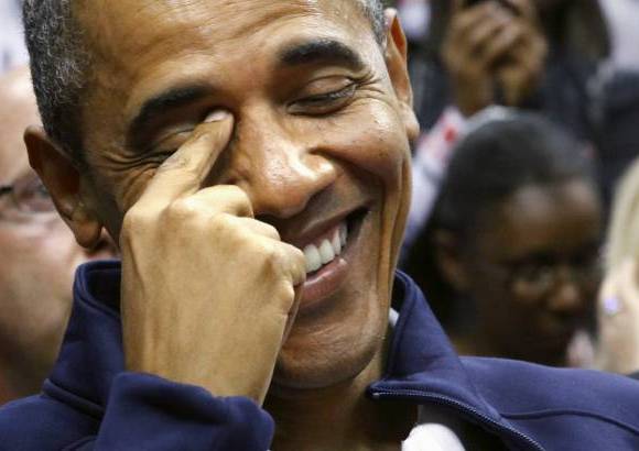 Reuters - Pero los Obama, acompa&#241;ados por su hijas, se resistieron al beso pese al rugido de los espectadores. La pareja se limit&#243; a sonre&#237;r mientras el presidente abrazaba a su esposa al reanudarse el partido.