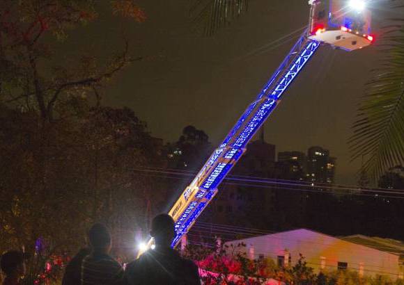 Foto: Edwin Bustamante - Por medio de gr&#250;as atendieron la emergencia los Bomberos de Medell&#237;n.