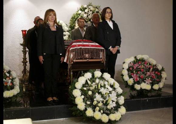 Reuters - La cantante Chavela Vargas, una de las grandes de México, recibe un tributo de sus amigos y seguidores.