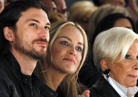 Cortes&#237;a - La edad ya no es un impedimento ni para el amor ni para resultar tremendamente sexy. Prueba de ello, es el atractivo que luce Sharon Stone, quien hoy en d&#237;a presume junto a Mart&#237;n Nica, su novio de 27 a&#241;os.