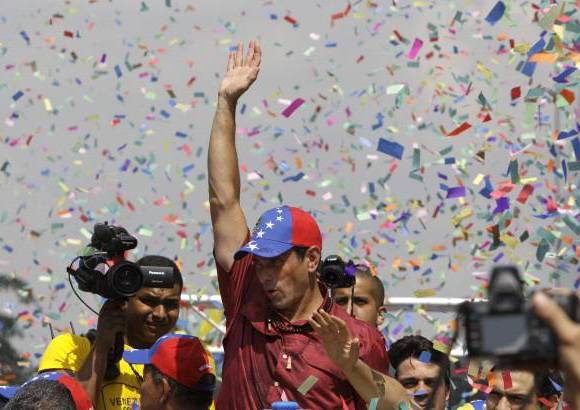 AP - El candidato opositor venezolano, Henrique Capriles, convocó este domingo a miles de seguidores en la avenida Caracas.