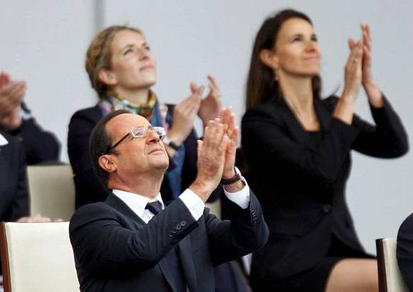 Reuters - Una disputa familiar relacionada con la actual pareja de Hollande, su ex compañera sentimental, su hijo y un mensaje insidioso de Twitter también empañaron la jornada.