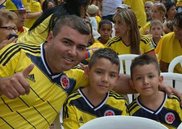 @AlcaldiadeMed - Con camisetas rojas y amarillas Medell&#237;n disfrut&#243; del encuentro entre la Selecci&#243;n Colombia y Brasil. El parque El Poblado, parque Lleras, avenida 33 y la plazoleta del Centro Administrativo La Alpujarra fueron los lugares de encuentro.