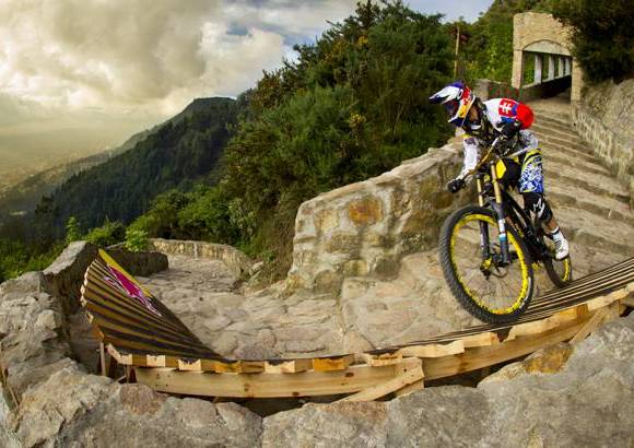 Cortes&#237;a Red Bull - Adrenalina pura y mucha agilidad demostraron los participantes durante el exigente trayecto.