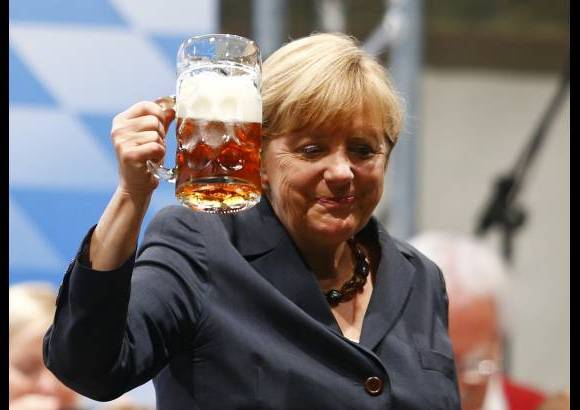 Reuters - La canciller alemana y principal candidata de la Uni&#243;n Dem&#243;crata Cristiana (CDU), Angela Merkel, brinda con cerveza despu&#233;s de su discurso en un mitin electoral en Dachau, cerca de Munich.
