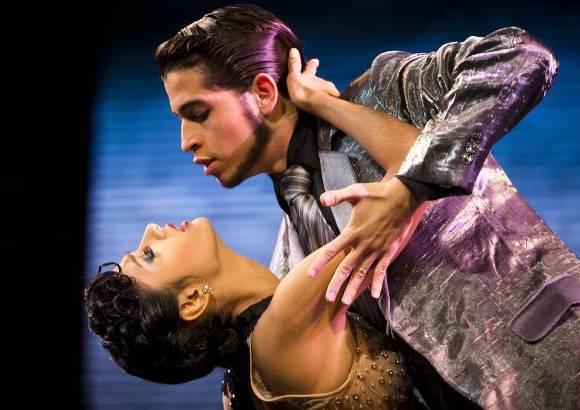 AP - Una pareja baila Tango de escenario en el Campeonato Mundial de este a&#241;o que se realiza en Buenos Aires, Argentina.