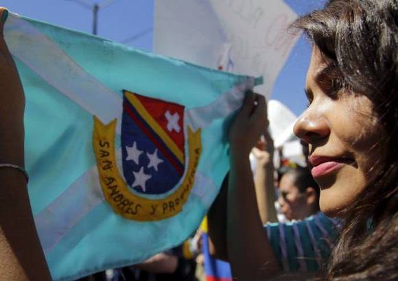 Colprensa - Despu&#233;s de entonar el Himno Nacional y el Himno de San Andr&#233;s islas, decenas de raizales iniciaron la jornada de protesta.