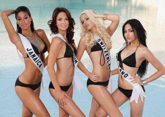 Reuters - Miss Jamaica, Yendi Phillipps, Miss B&#233;lgica, Cilou Annys, Miss Suiza, Linda Faeh y Miss Tailandia, Fonthip Watcharatrakul.