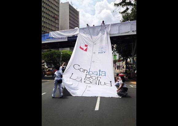 Colprensa - Asimismo, en Cali, cerca de cinco mil m&#233;dicos, enfermeros, auxiliares y personal laboral marcharon por las principales v&#237;as, situaci&#243;n que gener&#243; algo de caos y para en los servicios del M&#237;o. La manifestaci&#243;n inici&#243; a las 9:00 a.m. de este martes desde diferentes centros hospitalarios, una de ellas desde el Hospital Universitario del Valle y la otra desde el Hospital Psiqui&#225;trico del Valle.