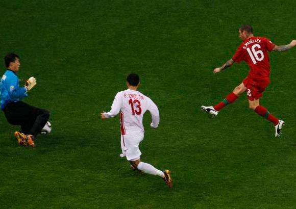 AP - Raúl Meireles abrió el marcador para Portugal en el minuto 29. Las malas condiciones del tiempo hicieron que los defensores tropezaran con facilidad y la rapidez del balón llevó a ambos equipos a probar tiros de larga y media distancia en varias oportunidades.