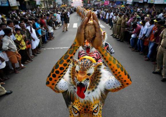 AP - Onam es un festival anual hind&#250; celebrado en Kerala, India, dedicado a la cosecha y que se realiza durante el mes de Chingam (Agosto-Septiembre). Una de sus festividades es el Pulikali o la danza del tigre. Los bailarines, entre ellos algunos ni&#241;os, pintan sus cuerpos con la imagen del felino m&#225;s grande del mundo, en una expresi&#243;n cultural que gira en torno al tema de la caza del animal.