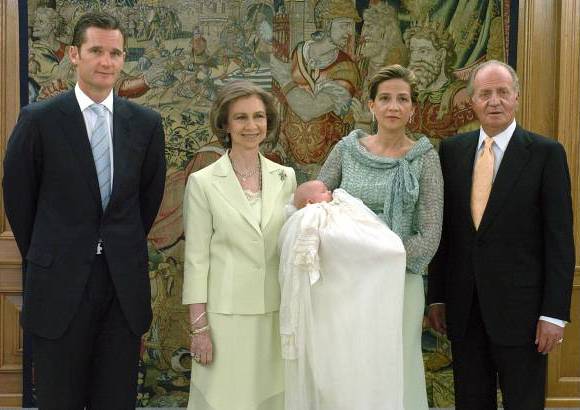 AP - La princesa Christina sostiene a su beb&#233;, Irene Urdangain Borb&#243;n, mientras posa con su marido I&#241;aki Urdangain, el rey Juan Carlos y la reina Sof&#237;a despu&#233;s de la ceremonia del bautismo en el Palacio de la Zarzuela en Madrid en 2005.