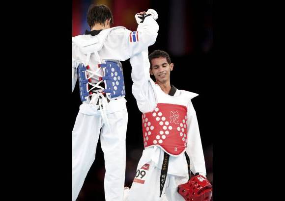 Reuters - A falta de un segundo, el taekwondista tailandés propino un supuesto golpe a Muñoz en el rostro y sobrepasaba el puntaje para adjudicarse la medalla. Tras la solicitud de revisión por parte del técnico colombiano se demostró que la patada no impactó la cara.