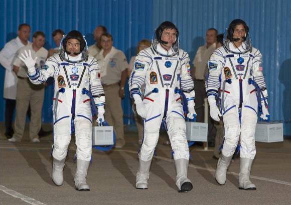 Reuters - La tripulaci&#243;n de la Soyuz TMA-05M est&#225; integrada por el cosmonauta ruso Yuri Malenchenko, la estadounidense Sunita Williams y el japon&#233;s Akihiko Hoshide, que integran la 33 expedici&#243;n a la estaci&#243;n.