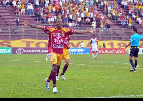Colprensa - Danny Santoya marcó el doblete de los pijaos. Con el 2-1, Tolima se mostró en camino a la recuperación.