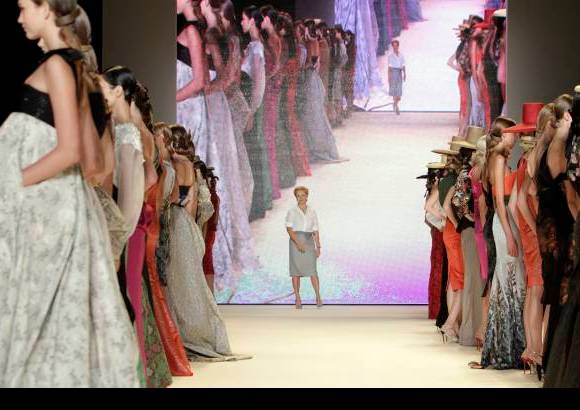 AP - La diseñadora venezolana, Carolina Herrera, presentó en la Semana de la Moda de Nueva York una lujosa colección inspirada en la botánica.