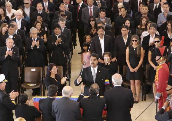 - Nicol&#225;s Maduro despidi&#243; emocionado al gobernante Hugo Ch&#225;vez, asegurando que continuar&#225; viviendo y que la lucha sigue.