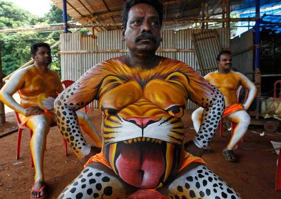 AP - Onam es un festival anual hind&#250; celebrado en Kerala, India, dedicado a la cosecha y que se realiza durante el mes de Chingam (Agosto-Septiembre). Una de sus festividades es el Pulikali o la danza del tigre. Los bailarines, entre ellos algunos ni&#241;os, pintan sus cuerpos con la imagen del felino m&#225;s grande del mundo, en una expresi&#243;n cultural que gira en torno al tema de la caza del animal.
