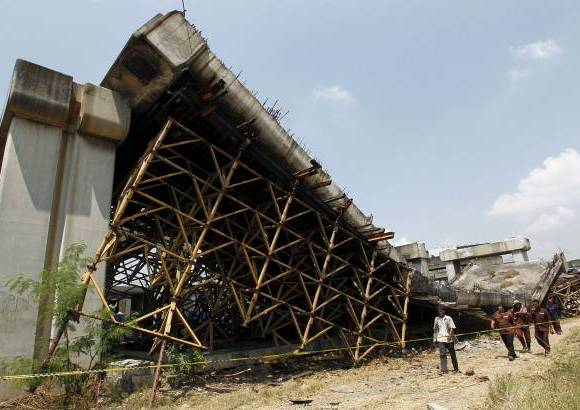 Reuters - Una plataforma elevada de una carretera de Bangkok colaps&#243;, hacia parte del Sistema de Tren Elevado. Es un proyecto de ferrocarril que no ha sido terminado y ha estado abandonado por m&#225;s de 10 a&#241;os.