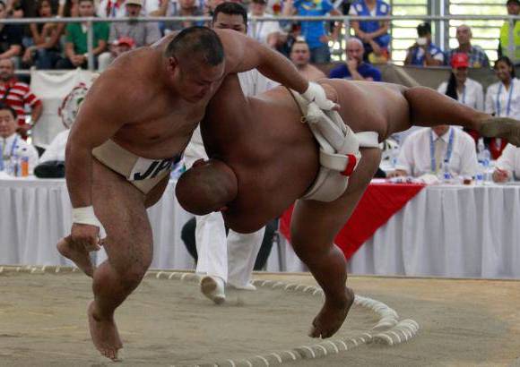 Colprensa - Los gigantes luchadores de Sumo se enfrentan en el coliseo Mariano Ramos en Cali.