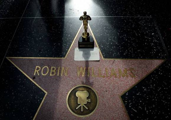AFP - Su estrella, ubicada en el Paseo de la Fama de Hollywood, se llen&#243; de flores, retratos y una imitaci&#243;n de la estatua de los &#211;scar, que gan&#243; en 1997.