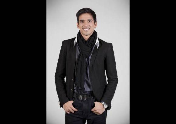 Cortes&#237;a - Juan David Becerra sue&#241;a con llegar a los escenarios de Broadway. Cuenta con gran manejo de escenario debido a su formaci&#243;n art&#237;stica; tiene 25 a&#241;os y es cale&#241;o.