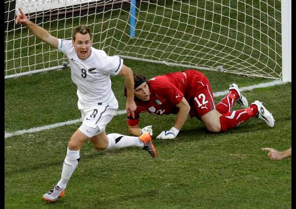 AP - El neozelandés Shane Smeltz sorprendió al campeón del mundo a los siete minutos al abrir el marcador.