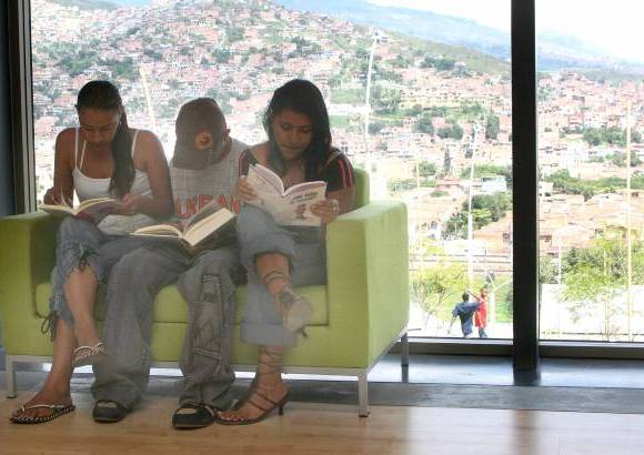 FOTO EL COLOMBIANO - Espacios diseñados para contribuir a la transformación de la ciudad desde los ámbitos educativo, cultural y social. En los parques biblioteca convergen distintas instituciones en un mismo espacio para generar tejido social y plantear un nuevo estilo de convivencia.