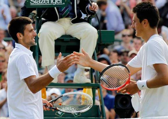 AP - En una de las semifinales se ver&#225;n Tsonga y Djokovic (izq.). El serbio cumpli&#243; con su condici&#243;n de favorito y super&#243; al australiano Bernard Tomic, de 18 a&#241;os, que se ha convertido en la revelaci&#243;n del torneo.