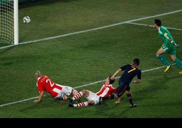 AP - Espa&#241;a no pudo romper el entramado defensivo hasta el 83. Pedro dispar&#243; al palo y el rechazo lleg&#243; a David Villa, que marc&#243; su quinto gol del Mundial para quedarse s&#243;lo en cabeza de los artilleros.